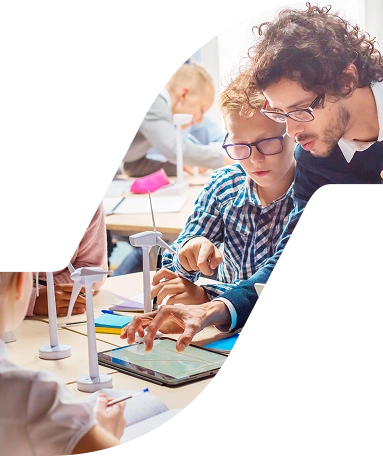 Bild eines Tutors, der mit einem Schüler am Tablet lernt