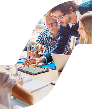 Bild eines Tutors, der mit einem Schüler am Tablet lernt